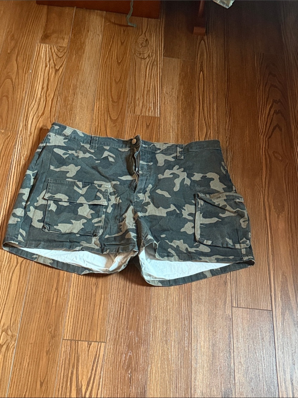 Fashion Nova Women's Camo Cargo Shorts - Olive Green Camo